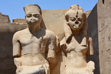 Statuen von Tutanchamun und Ankhesenamu im Luxor-Tempel, Luxor, Ägypten