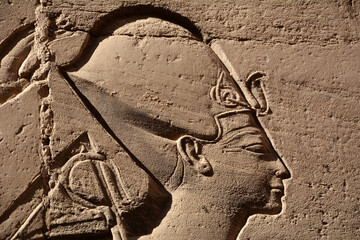 Reliefs und Hieroglyphen im Karnak-Tempel, Luxor, Ägypten