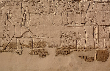 Reliefs und Hieroglyphen im Karnak-Tempel, Luxor, Ägypten