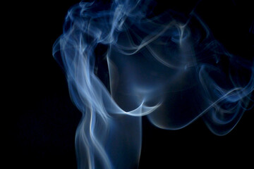 Obraz premium real blue cigarette smoke on a black background