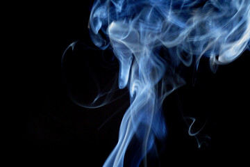 Obraz premium real blue cigarette smoke on a black background