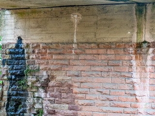 Feuchte Eisenbahnbrücke