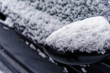 Odśnieżanie auta, atak zimy, zimowa aura i śnieżyca.
 - obrazy, fototapety, plakaty