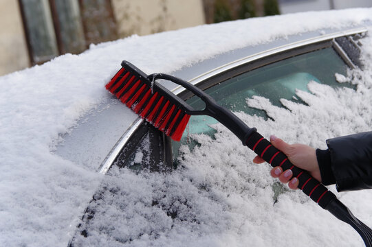Odśnieżanie po intensywnych opadach śniegu, atak zimy.