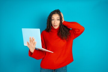 Photo of amazed MODEL holding modern gadget arm head