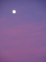 Mond am Himmel bei Sonnenaufgang