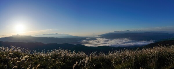 高ボッチ高原からみた富士山と雲海に覆われた諏訪湖のパノラマ情景