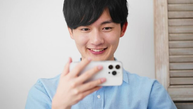 私服姿の若い男性　ライフスタイルイメージ	
