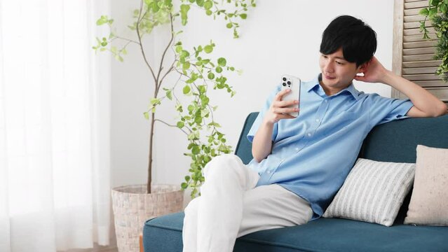 私服姿の若い男性　ライフスタイルイメージ	　
