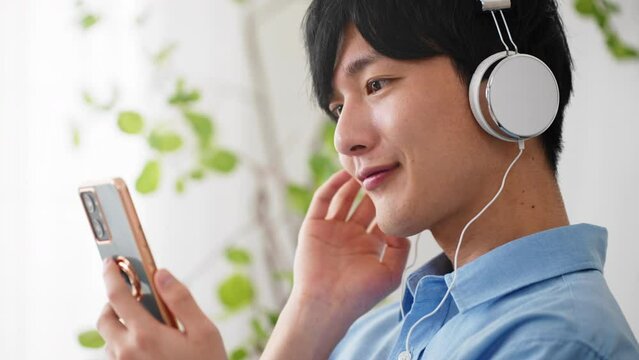 私服姿の若い男性　ライフスタイルイメージ	　
