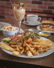 Fotografias de comida peruana marina, en una cevicheria tipica del Perú, donde se puede ver ceviche, arroz con mariscos, trio marino.