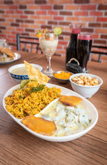 Fotografias de comida peruana marina, en una cevicheria tipica del Perú, donde se puede ver ceviche, arroz con mariscos, trio marino.