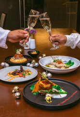 Fotografías de una cena de navidad con elementos navideños como bolas de navidad, pino y velas....