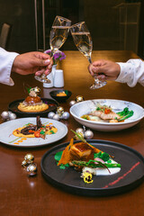 Fotografías de una cena de navidad con elementos navideños como bolas de navidad, pino y velas. by Yuri Ugarte Céspedes.