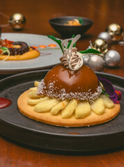 Fotografías de una cena de navidad con elementos navideños como bolas de navidad, pino y velas. by Yuri Ugarte Céspedes.