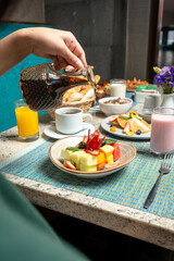 Fotografías de desayunos en un hotel de lujo, donde se puede observar, ensalada de fruta, huevos...