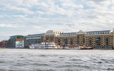 Fototapeta na wymiar Firmengebäude und ein Segelschiff am Themseufer