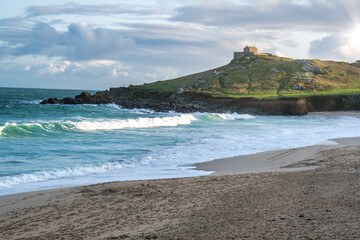 Strand und Blick zur alten Kapelle von St. Ives 