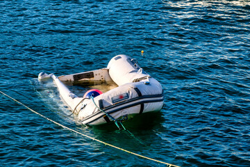 Die Luft ist raus aus dem Schlauchboot in St. Ives Hafen