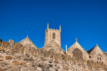 Große Kirchenmauer mit der Kirche im Hintergrund im Fischerort St. Ives