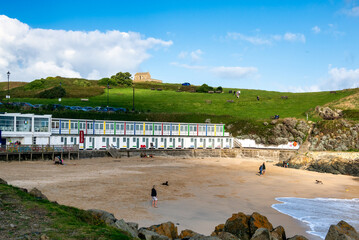 Badestrand mit Umkleidekabinen am Strand von St. Ives auf Cornwall