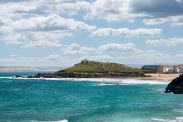 Blick über den Atlantik zur alten Kapelle in St. Ives 