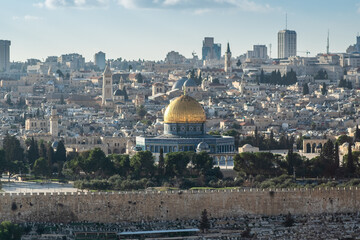Fototapeta premium View of Jerusalem from the Olive Mountain with the mosque in center