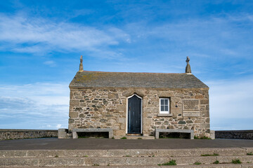 Fototapeta premium Schöne restaurierte Kapelle auf einer Anhöhe in St. Ives