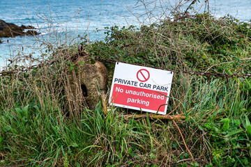 Warnschild in Lands End Warnung vor dem Abgrund