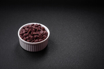 Round granules of sweet confectionery chocolate as an ingredient for preparing desserts
