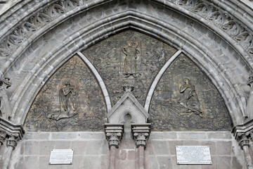 Obraz premium Basilica of the National Vow (Spanish: BasÃ­lica del Voto Nacional), Roman Catholic church located in the historic center of Quito, Ecuador. Tympanum