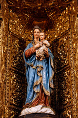 Obraz premium Virgin and child statue in Sagrario catholic church (17th century), Quito, Ecuador