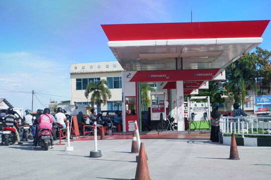 various brands and types of motorbikes are queuing to refuel at the Pertamina company. with Pertalite fuel type. Bontang, East Kalimantan Indonesia. December 20 2023