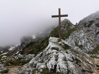 Kreuz auf Berg in Nebel