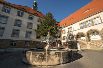 Fototapeta na wymiar Stein-Brunnen im Herbst beim Rathaus von Stuttgart Feuerbach, Deutschland