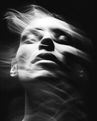 visage d'une femme en noir et blanc dramatique, avec beaucoup de mouvement de flou dans le style du minimalisme abstrait  - obrazy, fototapety, plakaty