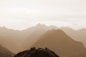 Schöllang - Burg - Berge - Alpen - Oberstdorf - sepia - urig 