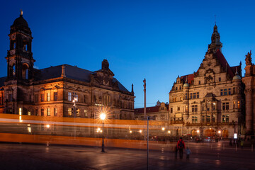 Fototapeta na wymiar Reges Treiben an der Augustusbrücke in Dresden zum Hochwasser 2023