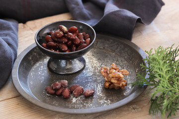 煮豆を入れた皿