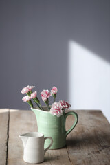 コスモスと花瓶