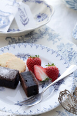 ブラウニーと苺のおやつ