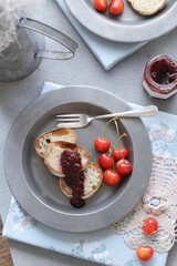 ジャムを塗ったパンとさくらんぼ