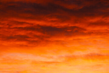 ciel rouge dramatique avec nuages - obrazy, fototapety, plakaty