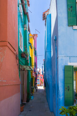 Fototapeta na wymiar Narrow alleyway between colourful buildings (Burano, Italy)