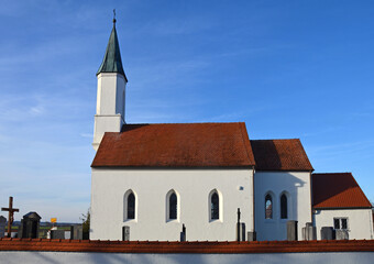 Obraz premium Filialkirche St. Peter und Paul in Achering bei Freising, Oberbayern, Deutschland