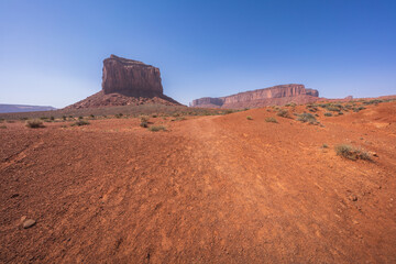 hiking the wildcat trail in monument valley, arizona, usa
