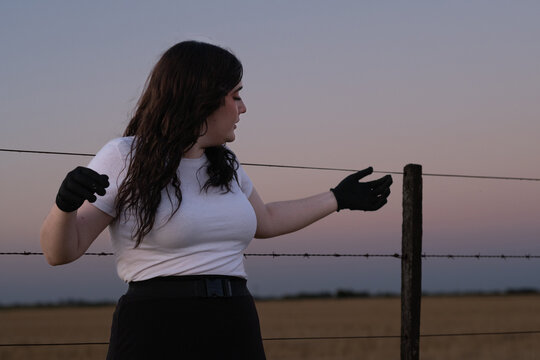 Chica bonita posando despreocupada al aire libre durante el atardecer