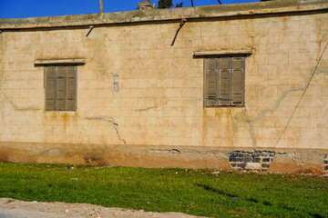 The foundation of the building walls cracked after the earthquake hit. The old building was cracked and still survived after being hit by the earthquake.