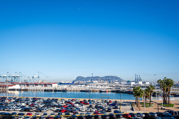 快晴のスペインのアルヘシラス港の景色