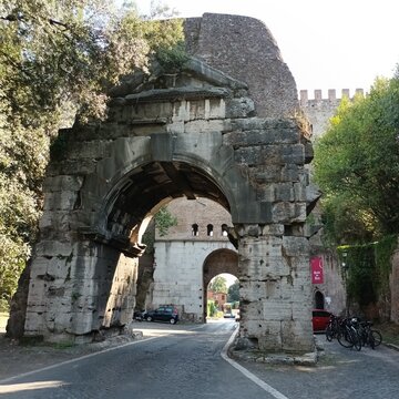 Arco di Drusus sulla via di Porta San Sebastiano a Roma in Italia.